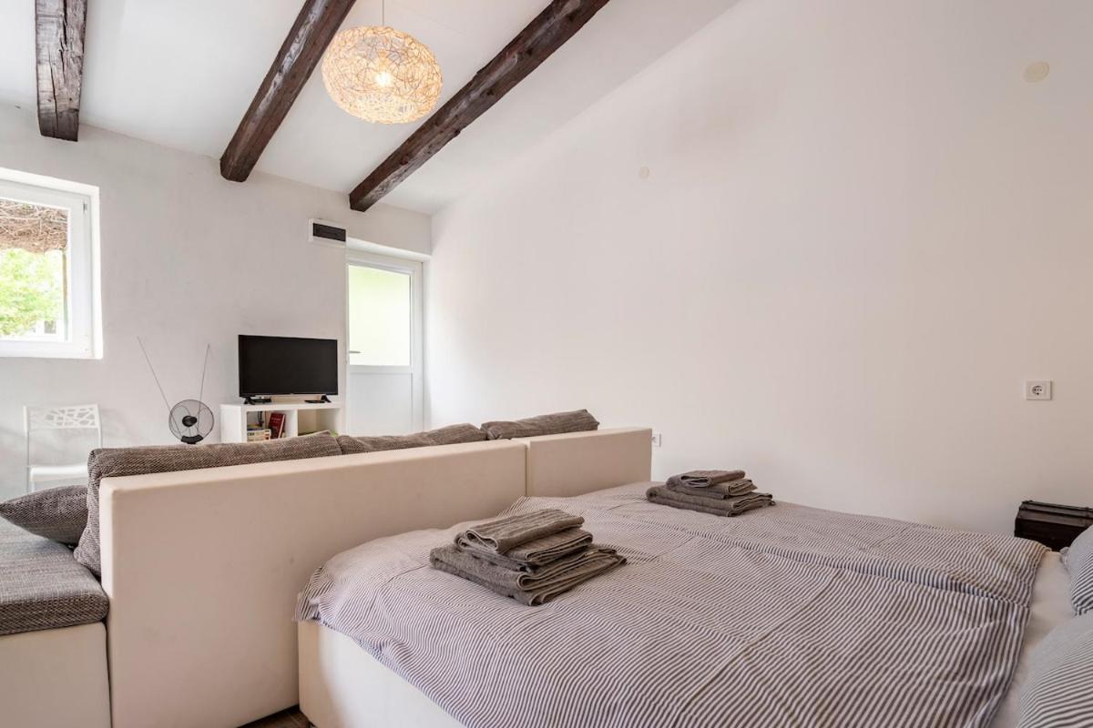 Apartments Martinis Vis Luaran gambar