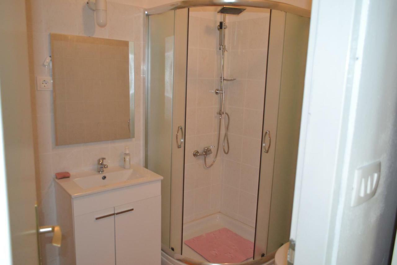 Apartments Martinis Vis Luaran gambar